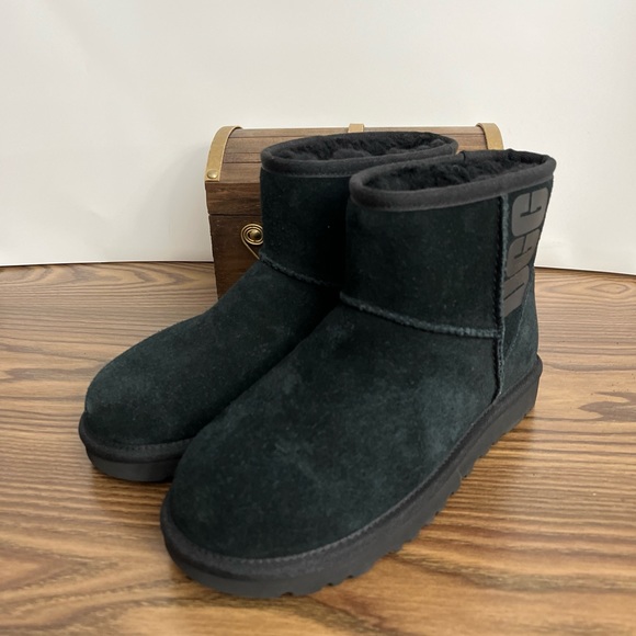 Ugg Mini Classic Logo Boot Black Suede Women’s Size 5 Comfy Boots - Picture 12 of 13
